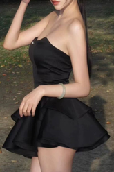 Vestido de fiesta corto elegante de satén negro sin tirantes, con capas, para regreso a casa y graduación Y7622